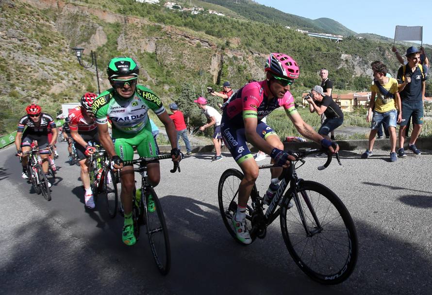 Diego Ulissi entra nel gruppetto di testa a una trentina di km dal termine della quarta tappa del Giro d&#39;Italia, Catanzaro-Praia a Mare, 200 km. Ansa
